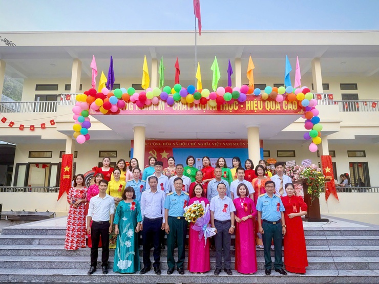 Trần Phú: thành lập 17 đoàn đi tặng hoa, chúc mừng các trường nhân dịp khai giảng năm học mới- Ảnh 9.
