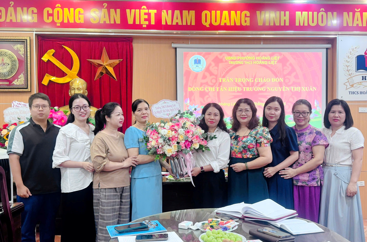 Trường THCS Hoàng Liệt đón tân Hiệu trưởng - Đồng chí Nguyễn Thị Xuân
- Ảnh 3.