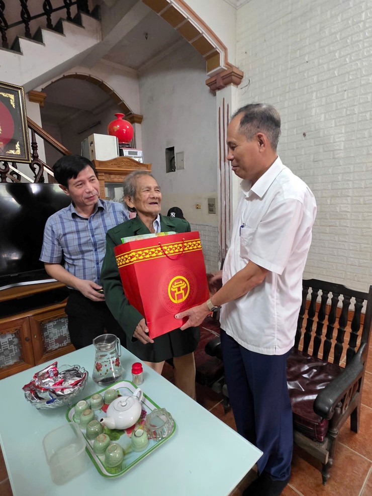 Phường Hoàng Liệt tổ chức thăm và tặng quà của Thành phố cho các đối tượng người có công tiêu biểu nhân kỷ niệm 80 năm Quốc khánh Nước Cộng hòa Xã hội Chủ nghĩa Việt Nam (02/9/1945 - 02/9/2025)- Ảnh 3.