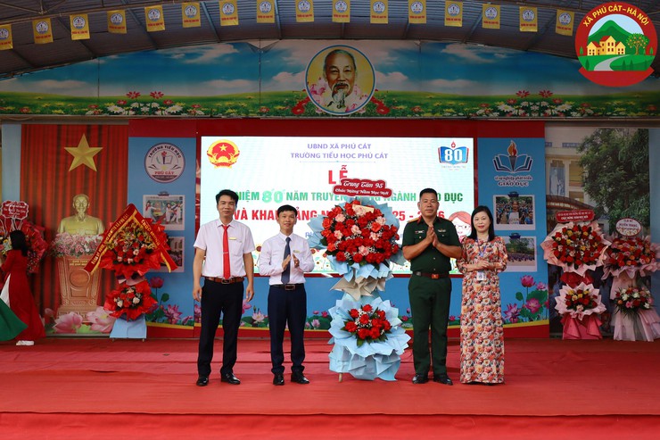 Đồng chí Bí thư Đảng ủy – Chủ tịch HĐND xã dự lễ khai giảng năm học mới tại trường Tiểu học và trường THCS Phú Cát- Ảnh 3.