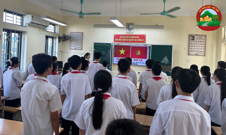 Đồng chí Hoàng Nguyên Ưng – Phó Bí thư Đảng ủy, Chủ tịch UBND xã chúc mừng thầy trò trường THCS Hòa Thạch và trường Tiểu học Hòa Thạch A nhân dịp khai giảng năm học mới- Ảnh 4.