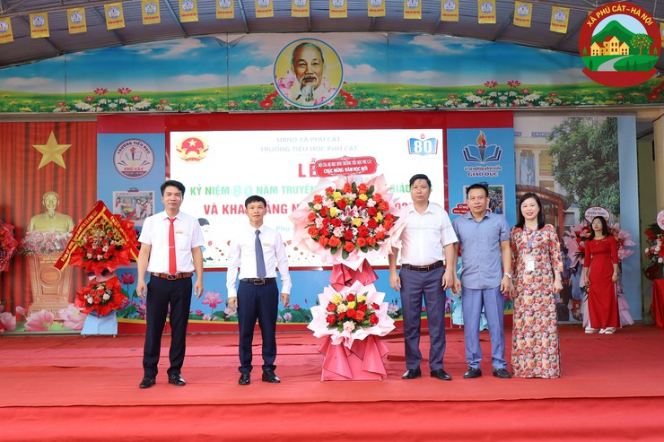 Đồng chí Bí thư Đảng ủy – Chủ tịch HĐND xã dự lễ khai giảng năm học mới tại trường Tiểu học và trường THCS Phú Cát- Ảnh 4.