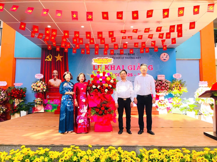 Lãnh đạo phường Bồ Đề dự khai giảng năm học mới 2025-2026 tại các trường học- Ảnh 3.
