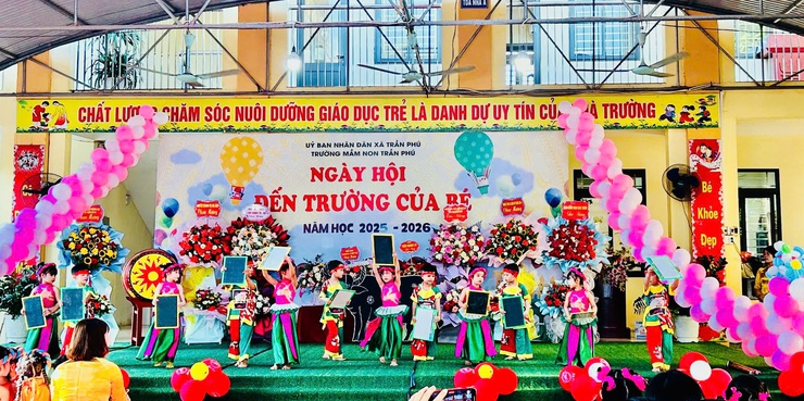 Trần Phú: thành lập 17 đoàn đi tặng hoa, chúc mừng các trường nhân dịp khai giảng năm học mới- Ảnh 11.