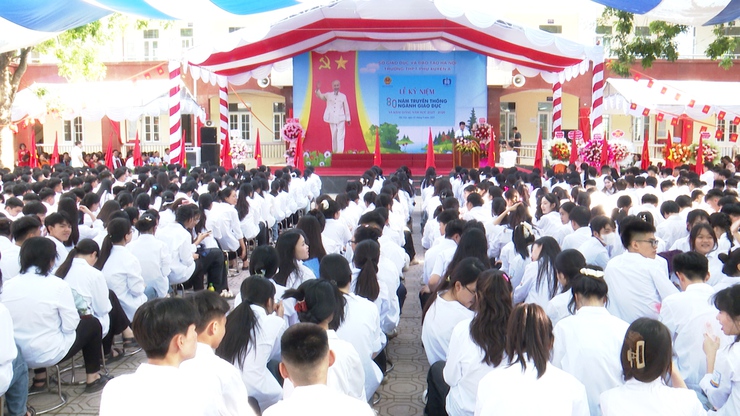 Đồng chí Bí thư Đảng ủy Nguyễn Xuân Thanh dự khai giảng năm học mới tại trường THPT Phú Xuyên A.- Ảnh 2.