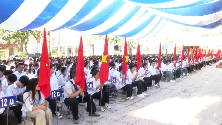 Đồng chí Bí thư Đảng ủy Nguyễn Xuân Thanh dự khai giảng năm học mới tại trường THPT Phú Xuyên A.- Ảnh 8.