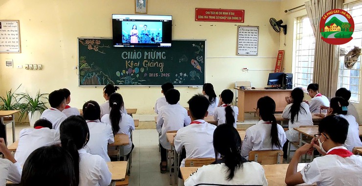 Đồng chí Hoàng Nguyên Ưng – Phó Bí thư Đảng ủy, Chủ tịch UBND xã chúc mừng thầy trò trường THCS Hòa Thạch và trường Tiểu học Hòa Thạch A nhân dịp khai giảng năm học mới- Ảnh 5.