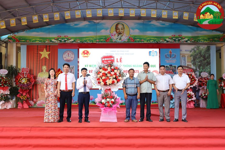Đồng chí Bí thư Đảng ủy – Chủ tịch HĐND xã dự lễ khai giảng năm học mới tại trường Tiểu học và trường THCS Phú Cát- Ảnh 5.