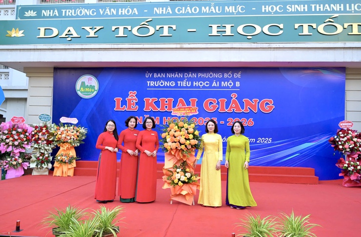 Lãnh đạo phường Bồ Đề dự khai giảng năm học mới 2025-2026 tại các trường học- Ảnh 4.