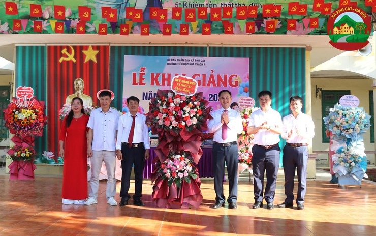 Đồng chí Hoàng Nguyên Ưng – Phó Bí thư Đảng ủy, Chủ tịch UBND xã chúc mừng thầy trò trường THCS Hòa Thạch và trường Tiểu học Hòa Thạch A nhân dịp khai giảng năm học mới- Ảnh 6.