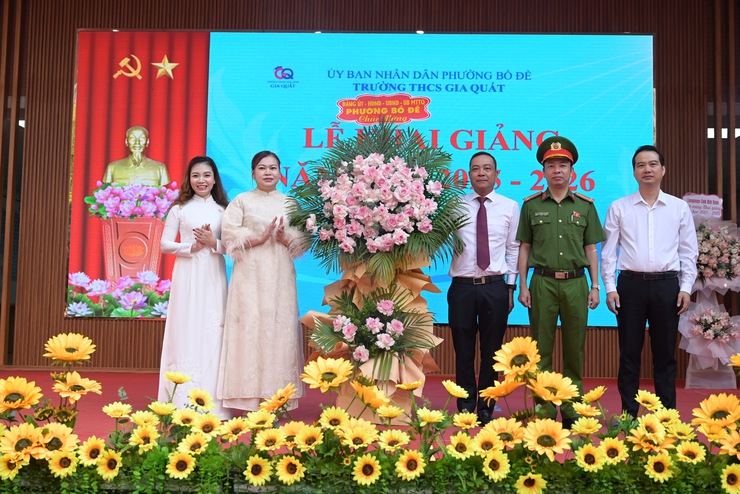 Lãnh đạo phường Bồ Đề dự khai giảng năm học mới 2025-2026 tại các trường học- Ảnh 5.