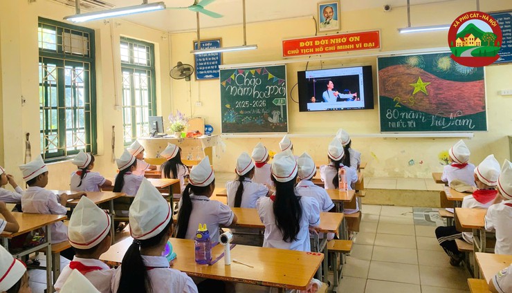 Đồng chí Hoàng Nguyên Ưng – Phó Bí thư Đảng ủy, Chủ tịch UBND xã chúc mừng thầy trò trường THCS Hòa Thạch và trường Tiểu học Hòa Thạch A nhân dịp khai giảng năm học mới- Ảnh 7.