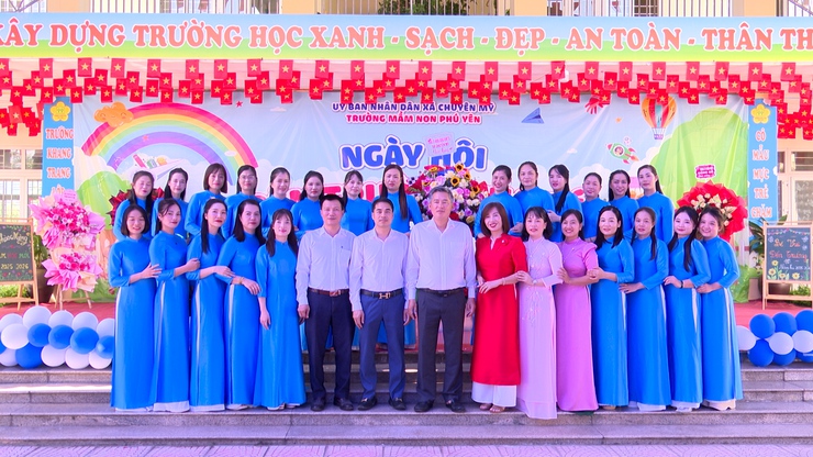 Các đồng chí lãnh đạo xã chúc mừng các trường học trên địa bàn nhân dịp Khai giảng năm học mới 2025-2026- Ảnh 14.