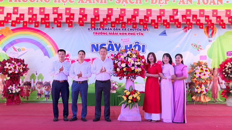 Các đồng chí lãnh đạo xã chúc mừng các trường học trên địa bàn nhân dịp Khai giảng năm học mới 2025-2026- Ảnh 13.