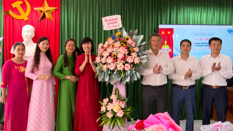 Các đồng chí lãnh đạo xã chúc mừng các trường học trên địa bàn nhân dịp Khai giảng năm học mới 2025-2026- Ảnh 15.