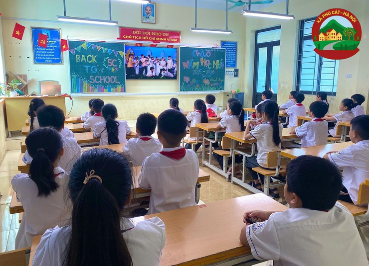 Đồng chí Hoàng Nguyên Ưng – Phó Bí thư Đảng ủy, Chủ tịch UBND xã chúc mừng thầy trò trường THCS Hòa Thạch và trường Tiểu học Hòa Thạch A nhân dịp khai giảng năm học mới- Ảnh 8.