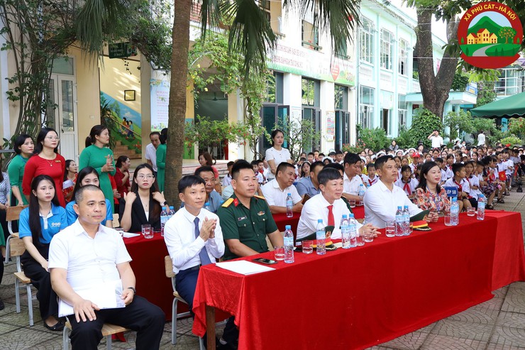 Đồng chí Bí thư Đảng ủy – Chủ tịch HĐND xã dự lễ khai giảng năm học mới tại trường Tiểu học và trường THCS Phú Cát- Ảnh 6.
