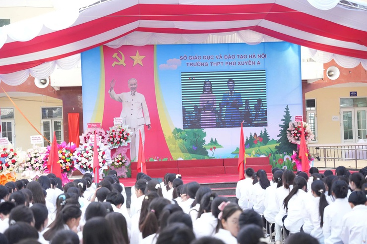 Đồng chí Bí thư Đảng ủy Nguyễn Xuân Thanh dự khai giảng năm học mới tại trường THPT Phú Xuyên A.- Ảnh 5.