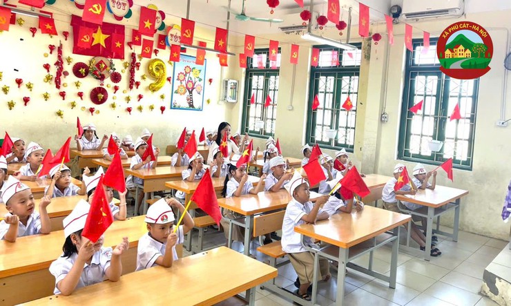 Đồng chí Hoàng Nguyên Ưng – Phó Bí thư Đảng ủy, Chủ tịch UBND xã chúc mừng thầy trò trường THCS Hòa Thạch và trường Tiểu học Hòa Thạch A nhân dịp khai giảng năm học mới- Ảnh 9.