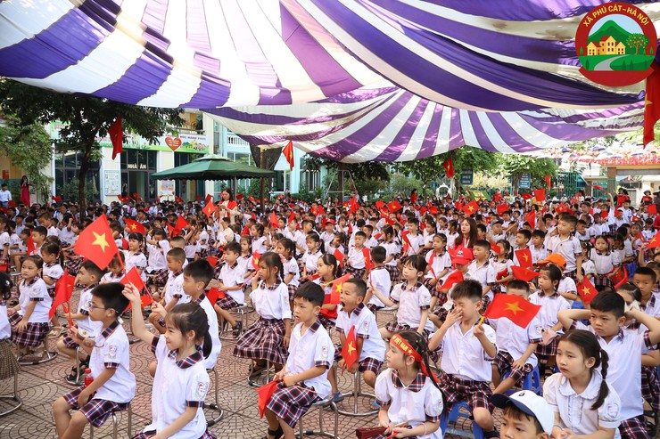 Đồng chí Bí thư Đảng ủy – Chủ tịch HĐND xã dự lễ khai giảng năm học mới tại trường Tiểu học và trường THCS Phú Cát- Ảnh 7.