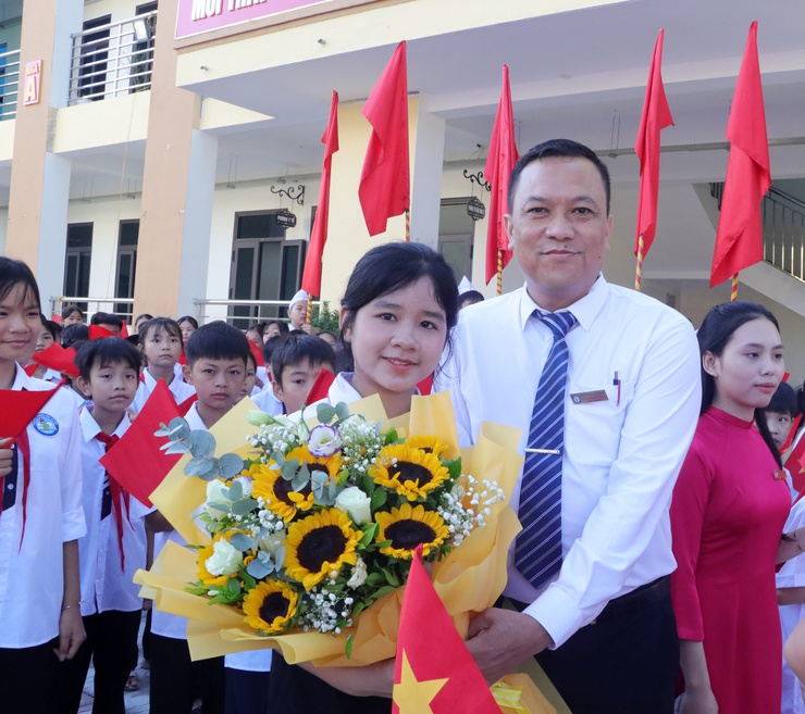 Trần Phú: thành lập 17 đoàn đi tặng hoa, chúc mừng các trường nhân dịp khai giảng năm học mới- Ảnh 6.