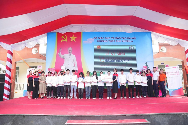 Đồng chí Bí thư Đảng ủy Nguyễn Xuân Thanh dự khai giảng năm học mới tại trường THPT Phú Xuyên A.- Ảnh 9.