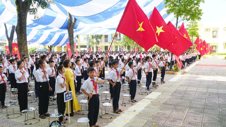Trần Phú: thành lập 17 đoàn đi tặng hoa, chúc mừng các trường nhân dịp khai giảng năm học mới- Ảnh 7.