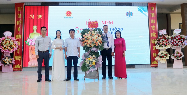 Trần Phú: thành lập 17 đoàn đi tặng hoa, chúc mừng các trường nhân dịp khai giảng năm học mới- Ảnh 3.