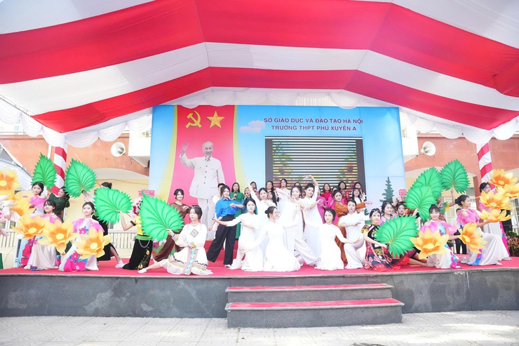 Đồng chí Bí thư Đảng ủy Nguyễn Xuân Thanh dự khai giảng năm học mới tại trường THPT Phú Xuyên A.- Ảnh 1.