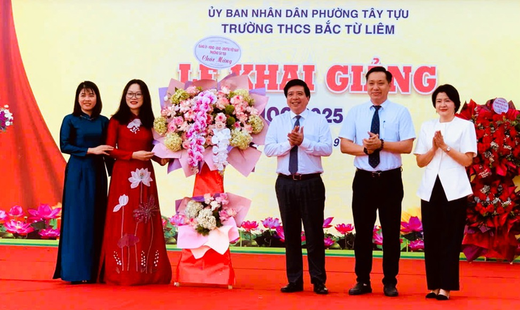 Cán bộ, giáo viên, học sinh các trường học trên địa bàn phường Tây Tựu náo nức, phấn khởi chào đón năm học mới- Ảnh 3.