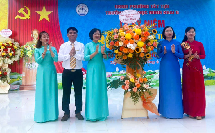 Cán bộ, giáo viên, học sinh các trường học trên địa bàn phường Tây Tựu náo nức, phấn khởi chào đón năm học mới- Ảnh 7.