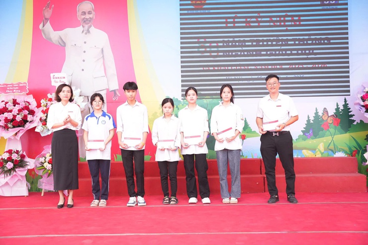 Đồng chí Bí thư Đảng ủy Nguyễn Xuân Thanh dự khai giảng năm học mới tại trường THPT Phú Xuyên A.- Ảnh 11.