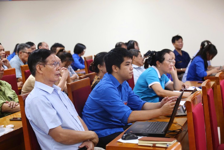 Phường Dương Nội tổ chức lớp bình dân học vụ về AI- Ảnh 2.