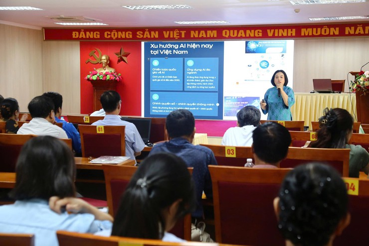 Phường Dương Nội tổ chức lớp bình dân học vụ về AI- Ảnh 1.