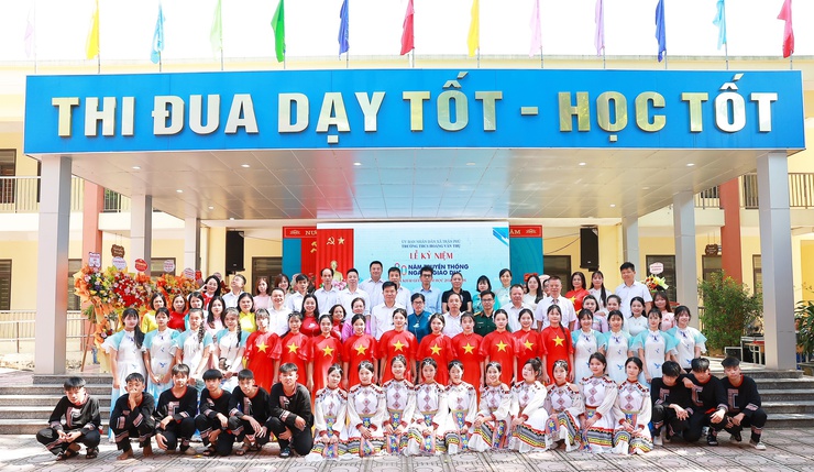 Trần Phú: thành lập 17 đoàn đi tặng hoa, chúc mừng các trường nhân dịp khai giảng năm học mới- Ảnh 1.