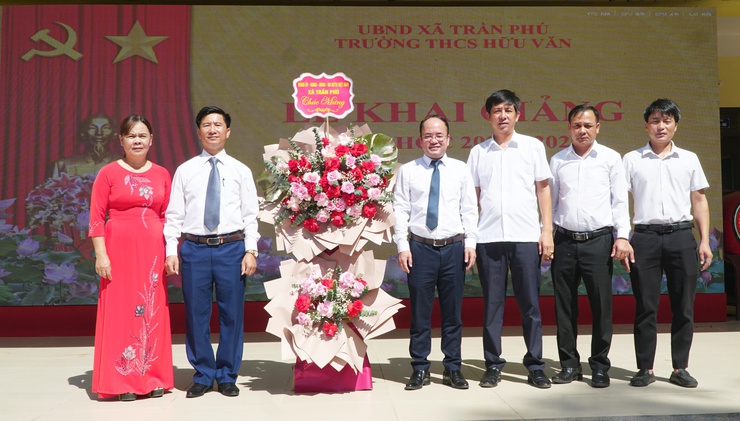 Trần Phú: thành lập 17 đoàn đi tặng hoa, chúc mừng các trường nhân dịp khai giảng năm học mới- Ảnh 2.
