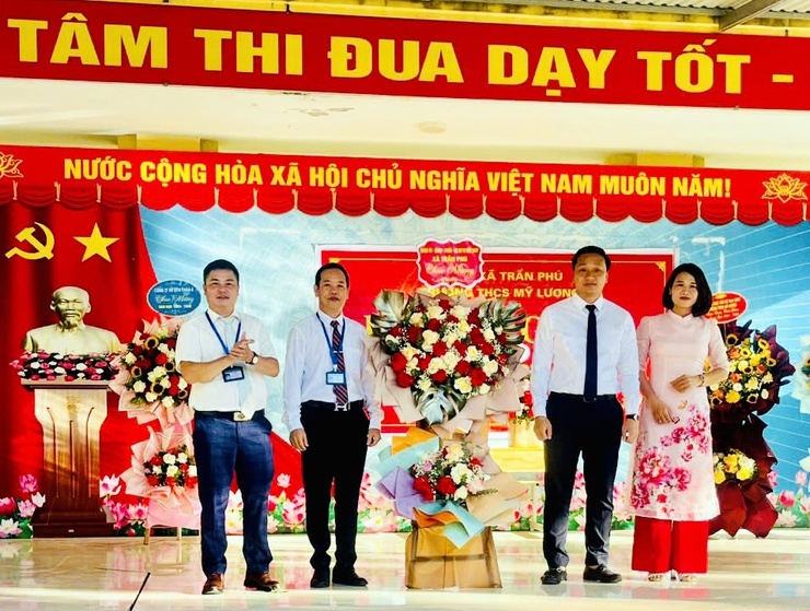 Trần Phú: thành lập 17 đoàn đi tặng hoa, chúc mừng các trường nhân dịp khai giảng năm học mới- Ảnh 5.