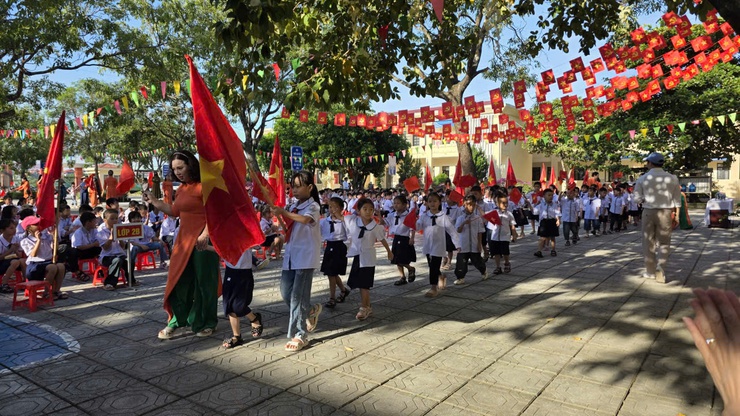 TƯNG BỪNG, RỘN RÃ LỄ KHAI GIẢNG NĂM HỌC MỚI 2025 – 2026 TẠI CÁC NHÀ TRƯỜNG TRÊN ĐỊA BÀN XÃ HOÀ XÁ- Ảnh 13.