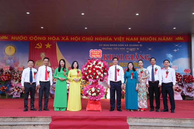 Đồng chí Nguyễn Trường Năng – Bí thư Đảng ủy, Chủ tịch HĐND xã Quảng Bị tặng hoa chúc mừng cán bộ, giáo viên, học sinh các trường Mầm Non, Tiểu học, THCS Quảng Bị nhân dịp khai giảng năm học mới- Ảnh 1.