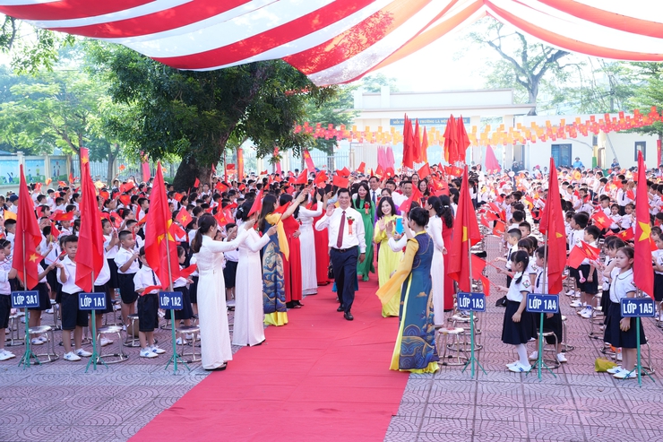Đồng chí Nguyễn Trường Năng – Bí thư Đảng ủy, Chủ tịch HĐND xã Quảng Bị tặng hoa chúc mừng cán bộ, giáo viên, học sinh các trường Mầm Non, Tiểu học, THCS Quảng Bị nhân dịp khai giảng năm học mới- Ảnh 4.