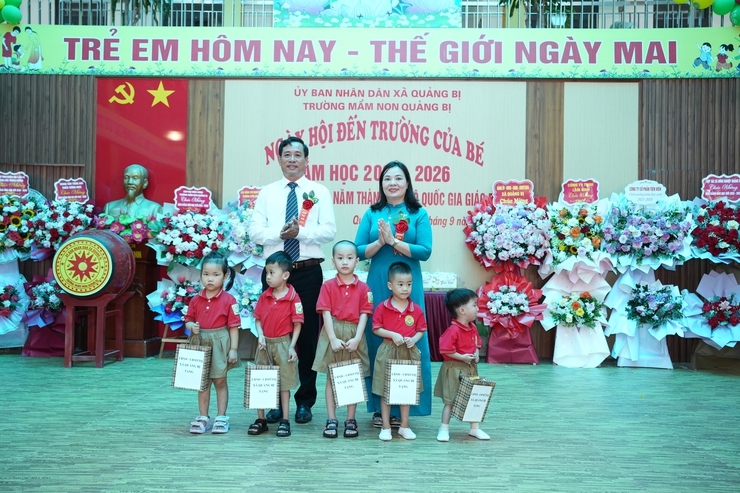 Đồng chí Nguyễn Trường Năng – Bí thư Đảng ủy, Chủ tịch HĐND xã Quảng Bị tặng hoa chúc mừng cán bộ, giáo viên, học sinh các trường Mầm Non, Tiểu học, THCS Quảng Bị nhân dịp khai giảng năm học mới- Ảnh 9.