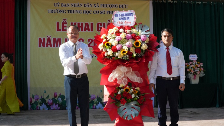 Đồng chí Chủ tịch UBND xã Nguyễn Trọng Vĩnh dự Lễ khai giảng năm học mới tại Trường THCS Phượng Dực- Ảnh 1.
