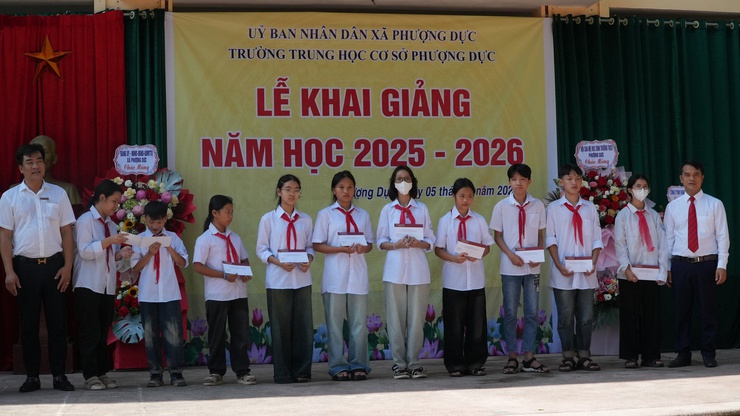 Đồng chí Chủ tịch UBND xã Nguyễn Trọng Vĩnh dự Lễ khai giảng năm học mới tại Trường THCS Phượng Dực- Ảnh 3.