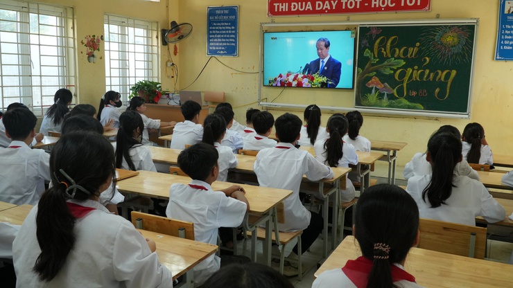 Đồng chí Chủ tịch UBND xã Nguyễn Trọng Vĩnh dự Lễ khai giảng năm học mới tại Trường THCS Phượng Dực- Ảnh 6.