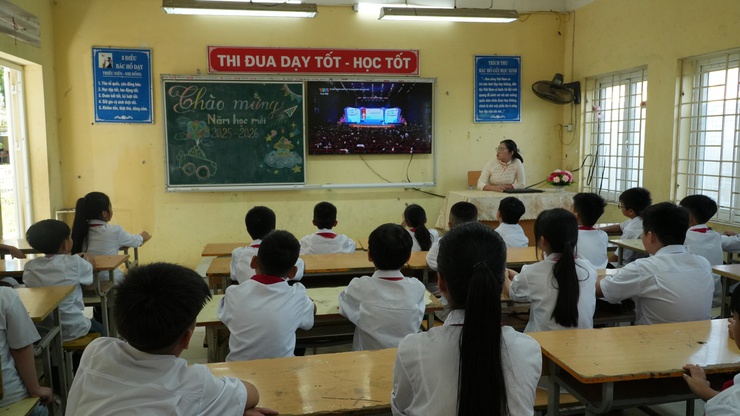 Đồng chí Chủ tịch UBND xã Nguyễn Trọng Vĩnh dự Lễ khai giảng năm học mới tại Trường THCS Phượng Dực- Ảnh 7.
