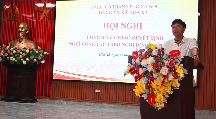 Hòa Xá: Tổ chức trao quyết định nghỉ theo chế độ cho cán bộ, công chức, viên chức- Ảnh 1.
