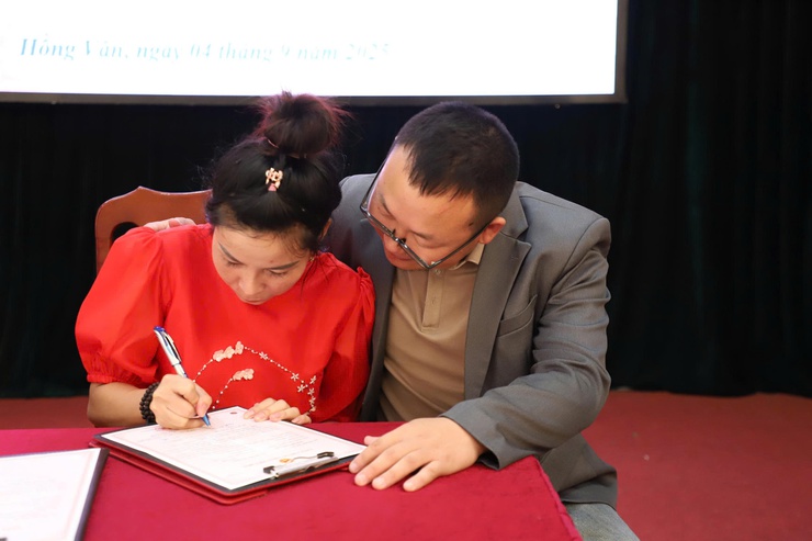 Xã Hồng Vân lần đầu trao Giấy đăng ký kết hôn cho người có quốc tịch nước ngoài- Ảnh 2.