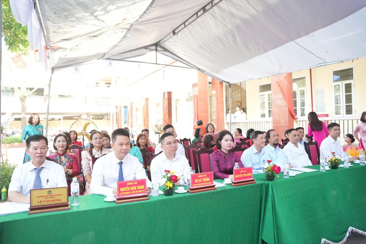 Đồng chí Bí thư Đảng ủy Nguyễn Xuân Thanh dự khai giảng năm học mới tại trường THPT Phú Xuyên A.- Ảnh 3.