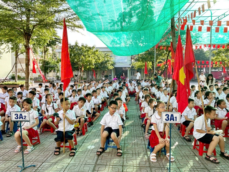 Đồng chí Phó bí thư Thường trực Đảng ủy Lê Thị Hạnh dự Lễ khai giảng năm học mới tại Trường Tiểu học Hợp Đồng- Ảnh 2.