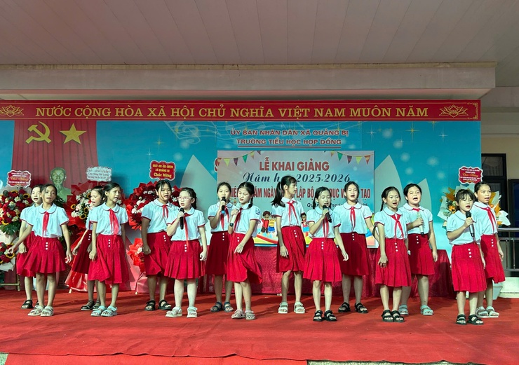 Đồng chí Phó bí thư Thường trực Đảng ủy Lê Thị Hạnh dự Lễ khai giảng năm học mới tại Trường Tiểu học Hợp Đồng- Ảnh 3.